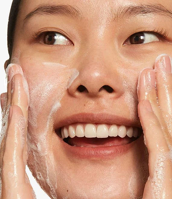 Clinique All About Clean™ 2-in-1 Cleansing + Exfoliating Jelly 6 Clinique All About Clean™ 2-in-1 Cleansing + Exfoliating Jelly - Afbeelding 4